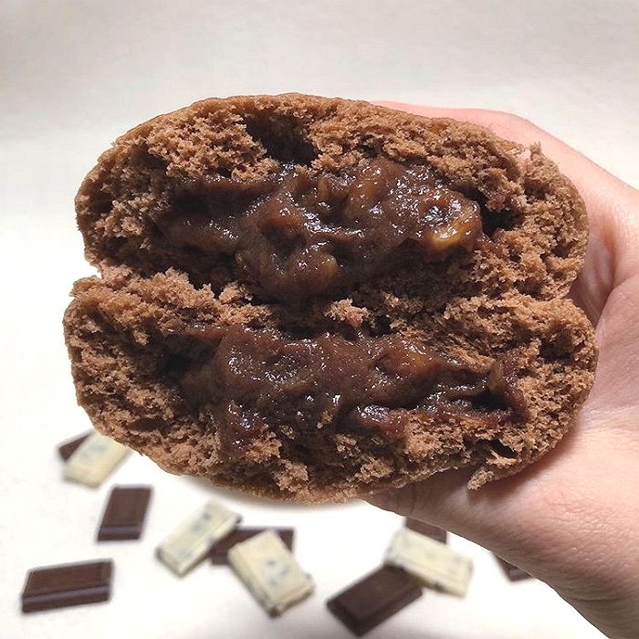 촉촉한 빵 속에 꾸덕한 초콜릿이 가득 들어 있는 GS25 신상 ‘허쉬초코호빵’