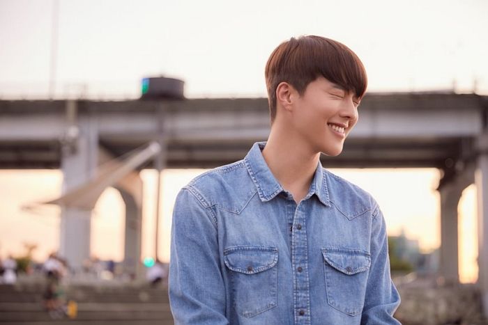 ‘청남방+넓은 어깨’ 조합으로 ‘현실 남친’ 분위기 뽐내는 장기용