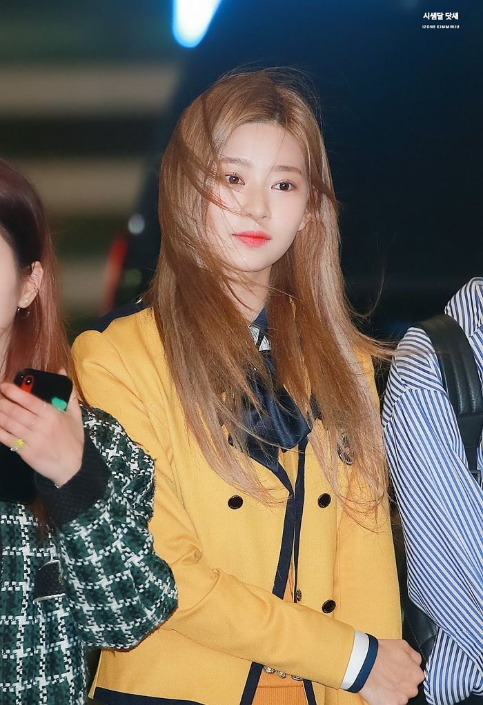 샛노란 교복 입고 ‘학원물 여주’ 미모 제대로 뽐낸 아이즈원 김민주