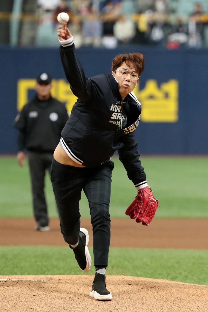 ‘오동통 뱃살’ 드러내며 완벽한 ‘패대기 시구’(?) 선보인 오늘자 장성규