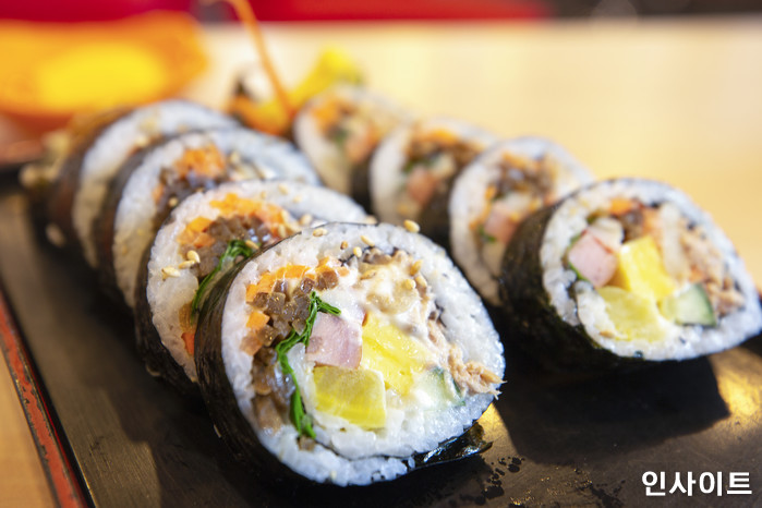 소시지·단무지 없는 ‘나물 김밥’ 싸준 할머니 때문에 김밥 먹을 때 마다 눈물 흘리는 손녀