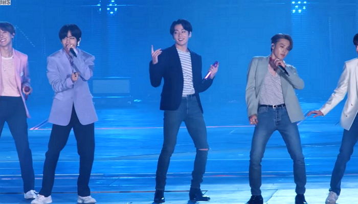 ‘넘사벽’ 다리 길이로 ‘만찢’ 청바지핏 자랑한 방탄 정국