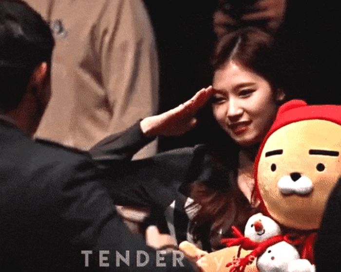 ‘군복’ 입은 팬 보면 자동 ‘경례’ 하는 사나