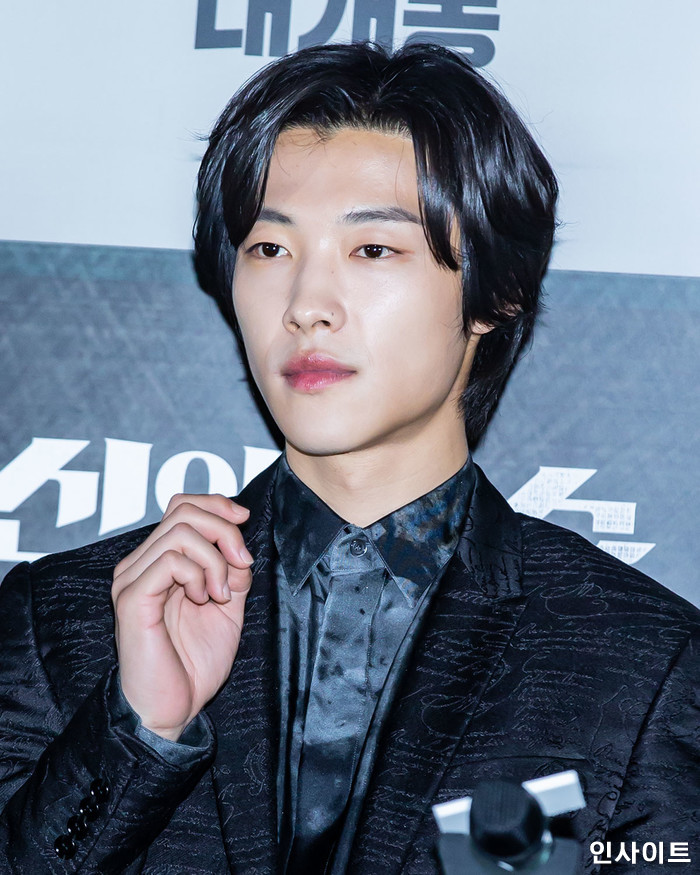 ‘긴 흑발’로 ‘섹시미’ 제대로 뽐낸 어제(29일)자 우도환