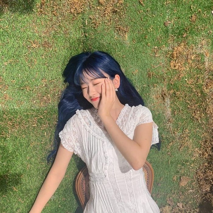 컴백 앞두고 영롱한 파란색 머리로 ‘엘프미’ 뽐낸 아이즈원 안유진