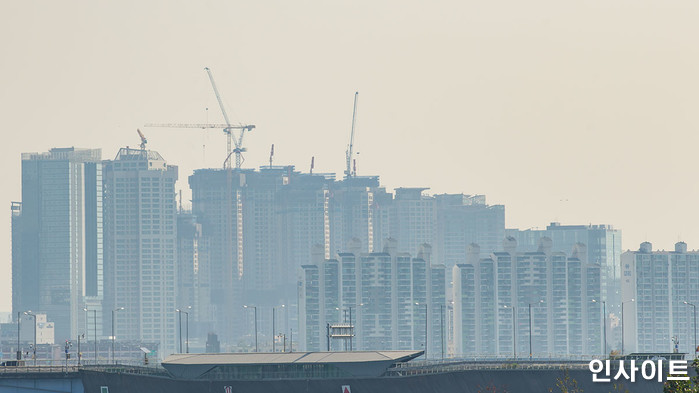 불금인 오늘(1일) 아침부터 ‘미세먼지’ 폭탄 쏟아진다···“마스크 꼭 챙기세요”