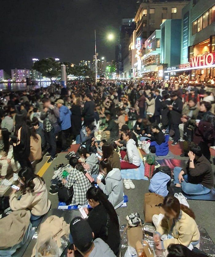 “내 의지로 움직이는 게 아니다”...사람 반 공기 반이라는 현재 부산 불꽃 축제 상황