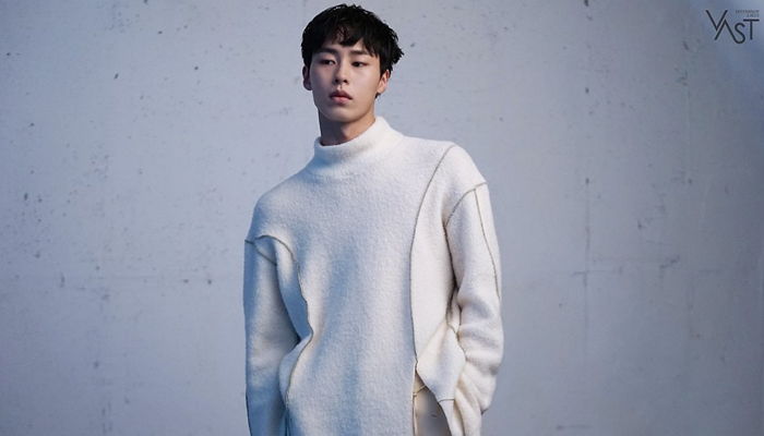 기본 ‘흰 니트’ 하나 걸치고 ‘다비드 조각상’ 미모 뽐내는 이재욱
