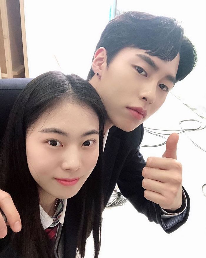 여자 동료와 셀카 찍을 때마다 ‘남친’ 느낌 나게 찍는 ‘핵달달’ 이재욱