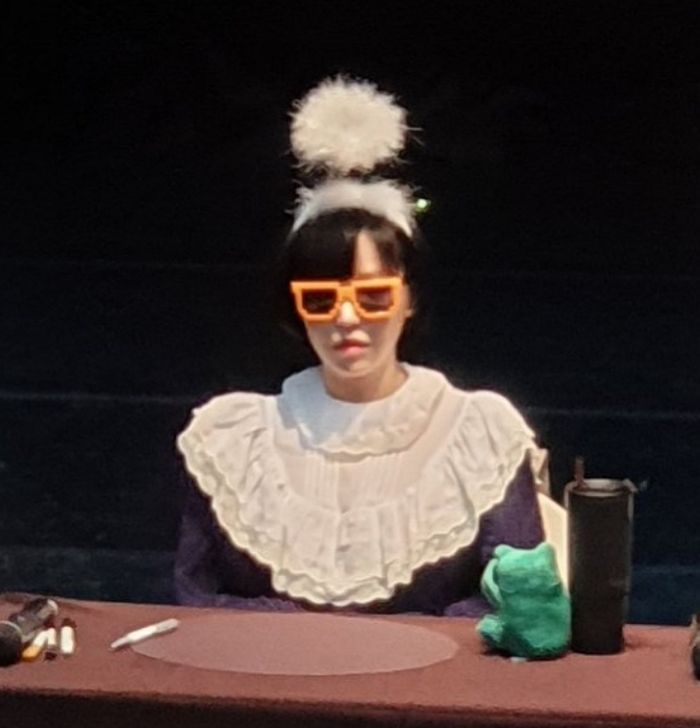 “나 33살인데”···‘짱귀 아이템’ 착용해야 하는 요즘 팬싸 문화에 ‘현타’온 아이돌