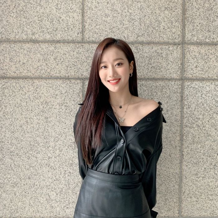 갸녀린 ‘직각 어깨+일자 쇄골’ 드러내며 ‘보호본능’ 자극한 에이프릴 이나은