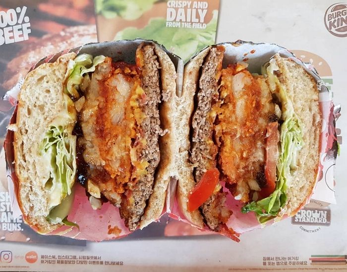 ‘쇠고기+치킨+베이컨’ 탑 쌓아 한입에 다 안 들어가는 버거킹 신상 ‘메가몬스터X’ 실사