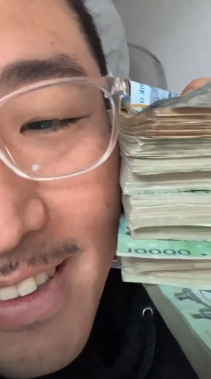“돈모닝~”···현금 뭉치+섹시 보이스 조합으로 매력 뽐내는 ‘여심 파괴자’ 염따