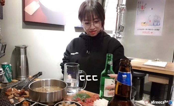 “술을 더 잘먹는다” 고기 먹다 갈증나 ‘500cc’잔에 소주+맥주 반반 부어 원샷 때린 쯔양