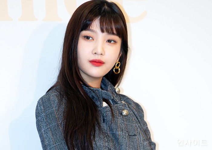 진회색 슈트 입고 ‘귀족’ 같은 분위기 풍기는 어제(5일)자 레드벨벳 조이