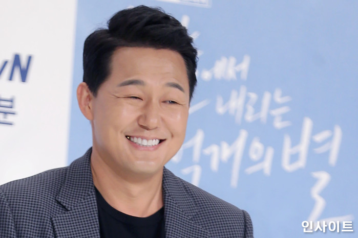 배우 박성웅이 28일 오후 서울 영등포구 타임스퀘어 아모리스에서 열린 tvN 수목드라마 '하늘에서 내리는 일억개의 별' 제작발표회에 참석해 포즈를 취하고 있다. / 사진=박찬하 기자 chanha@
