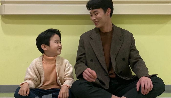 아역배우 꿀 떨어지는 눈빛으로 바라보는 98년생 ‘예비 아들바보’ 이재욱