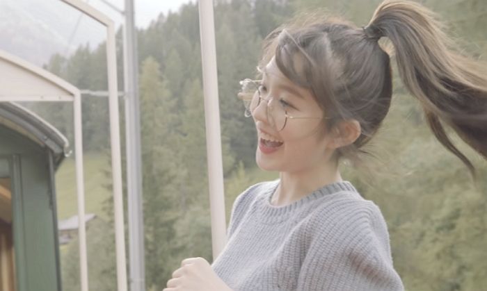 대충 포니테일로 질끈 묶고 ‘안경’ 썼는데도 ‘존예’인 아이린