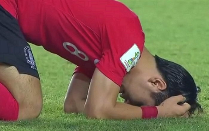 U-17 월드컵서 8강 탈락하고 서러워 코치님 부둥켜 안고 우는 뽀시래기들