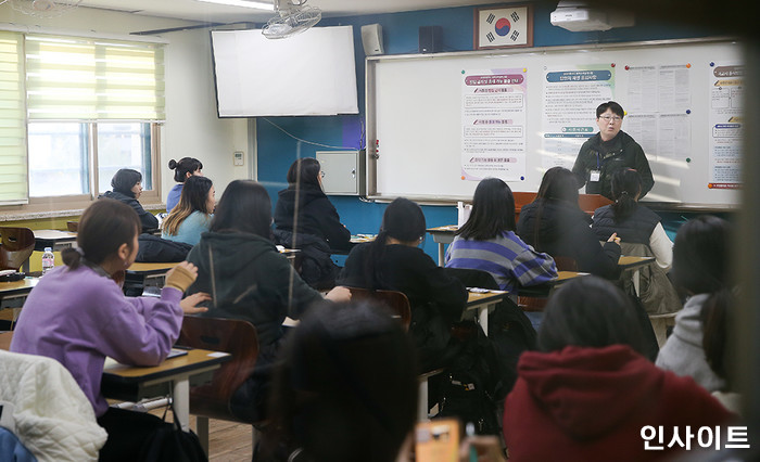 긴장하며 시험지 받아든 고3 수험생들 마음 녹여준 2020학년도 수능 ‘필적 확인’ 문구