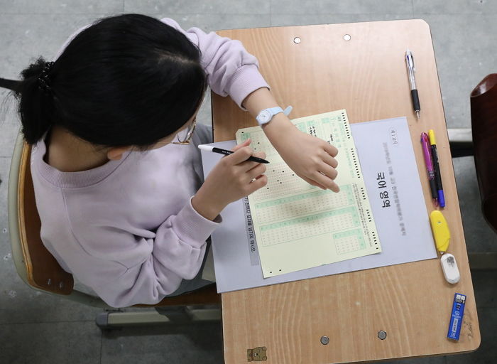 책상 서랍에서 ‘모의고사 시험지’ 나와 수능 무효 처리된 수험생