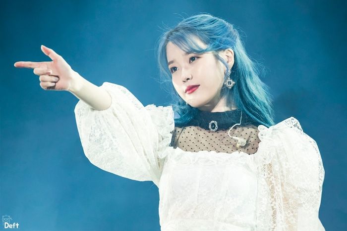 우아한 흰색 드레스 입고 ‘디즈니 공주미’ 뽐낸 아이유