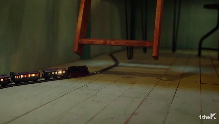 신곡 ‘시간의 바깥’에서 ‘너랑 나’ 떡밥 다 회수해 덕심 폭발하게 만든 아이유