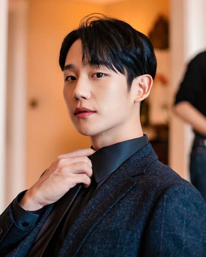 오늘 런던에서 ‘실크’ 블랙 슈트 입고 ‘금욕 섹시미’ 폭발한 정해인