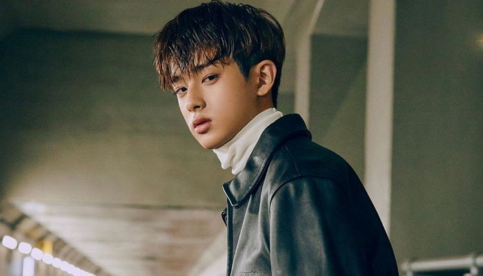 ‘젖은 머리+블랙 착장’으로 절제된 섹시미 뿜어낸 김민규
