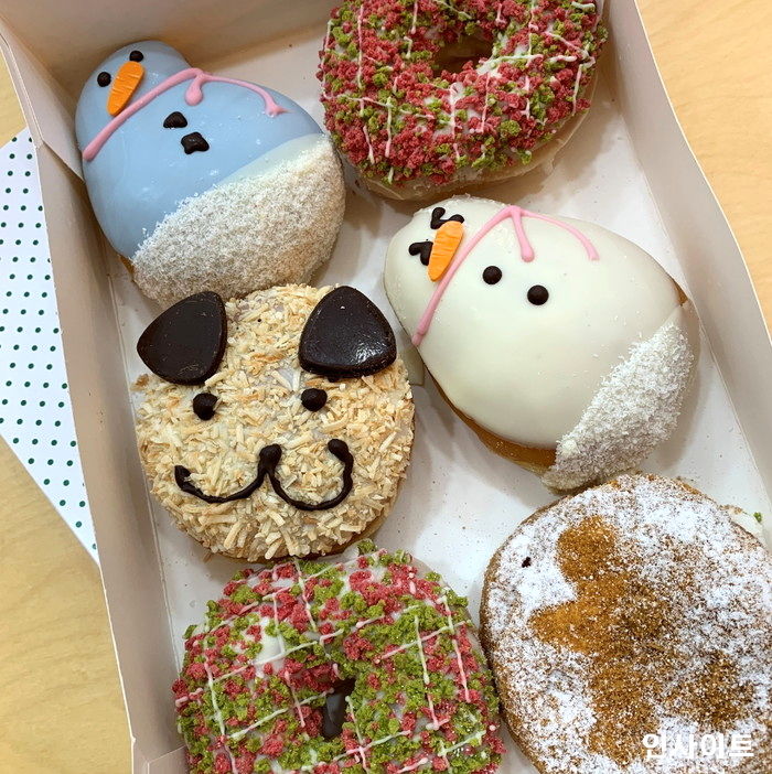 크리스피 크림 도넛이 심장 두들기기 위해 작정하고 출시한 ‘크리스마스 도넛’ 비주얼