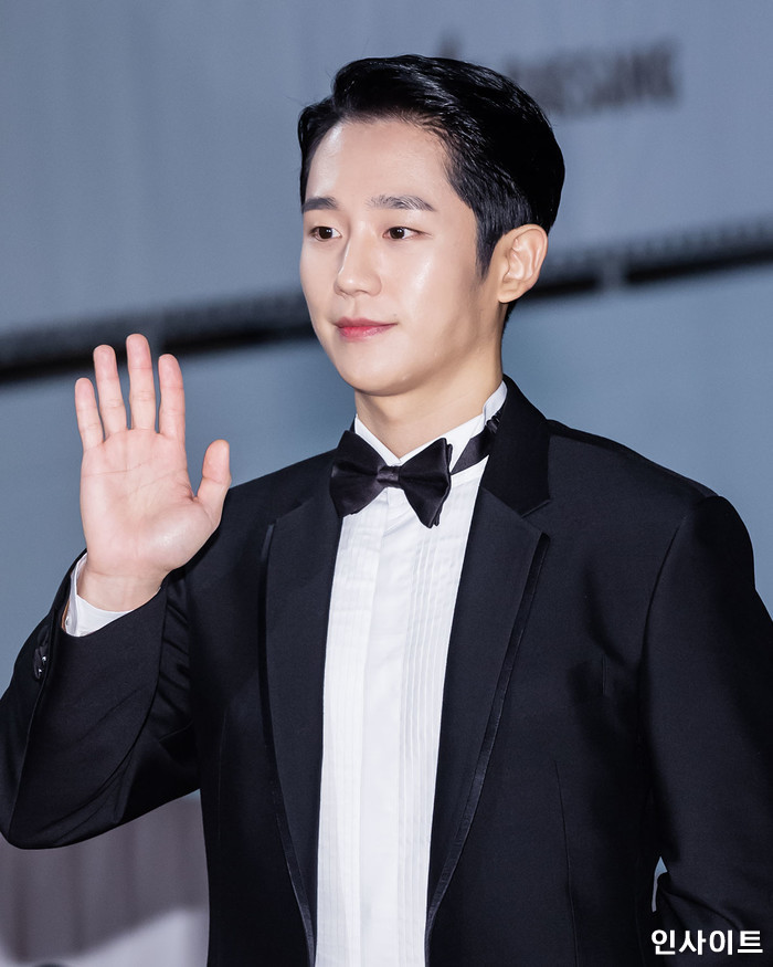 블랙 슈트 입고 등장해 ‘청룡’ 레드카펫 시선 싹쓸이한 ‘깐머리’ 정해인
