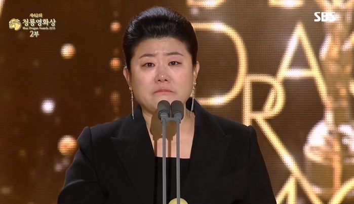 동갑내기 친구 이정은이 ‘여우조연상’ 타자 눈물 글썽이며 ‘축하’해준 김혜수