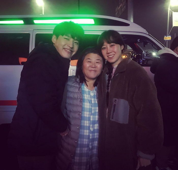 긴 무명 끝에 ‘여우조연상’ 받은 이정은 진심으로 축하해준 공효진