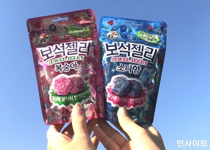 새콤한 소다·복숭아 맛 가루를 똘똘 뭉쳐 만든 ‘영롱반짝’ 보석젤리