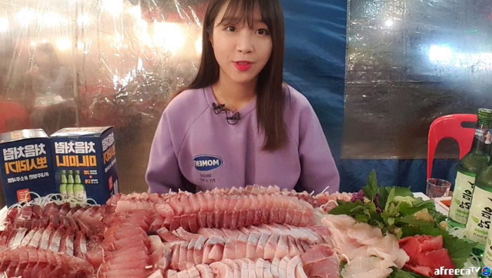 앉은 자리에서 3시간 만에 ‘대방어 10kg’ 먹어치운 쯔양