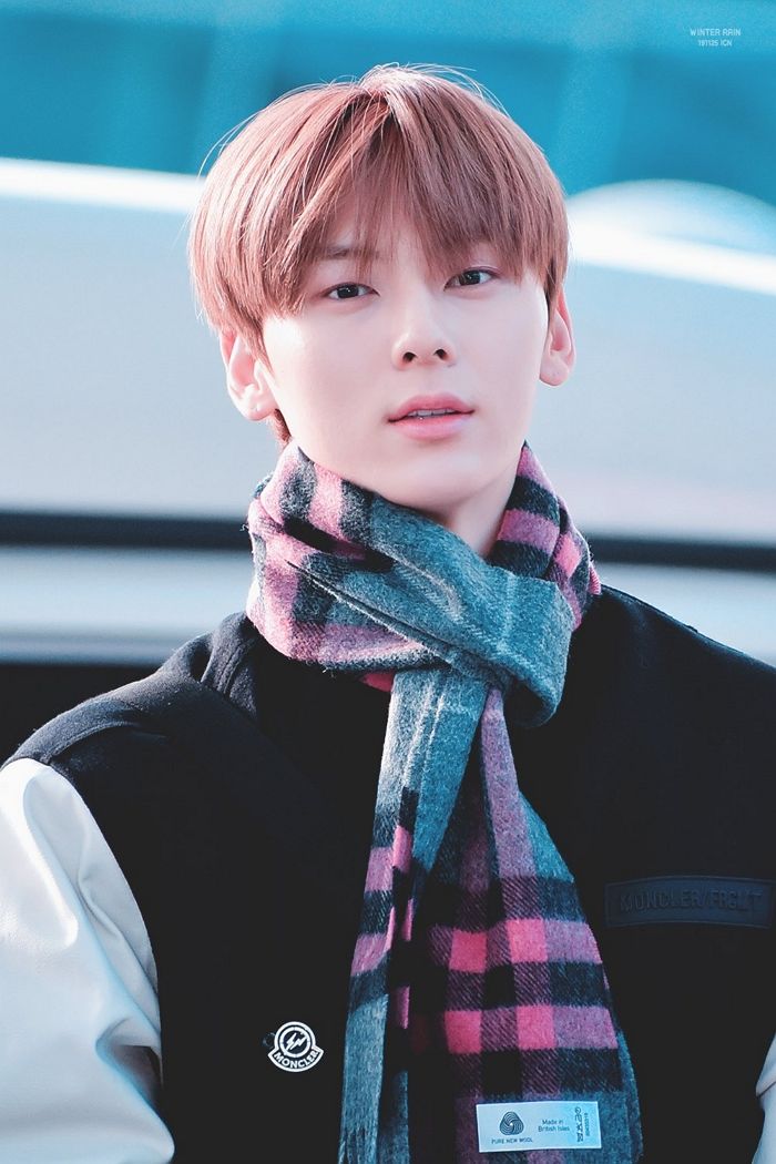 ‘야구점퍼+목도리’로 OT 때 신입생 통솔하는 ‘과대 오빠’ 미모 뽐낸 황민현