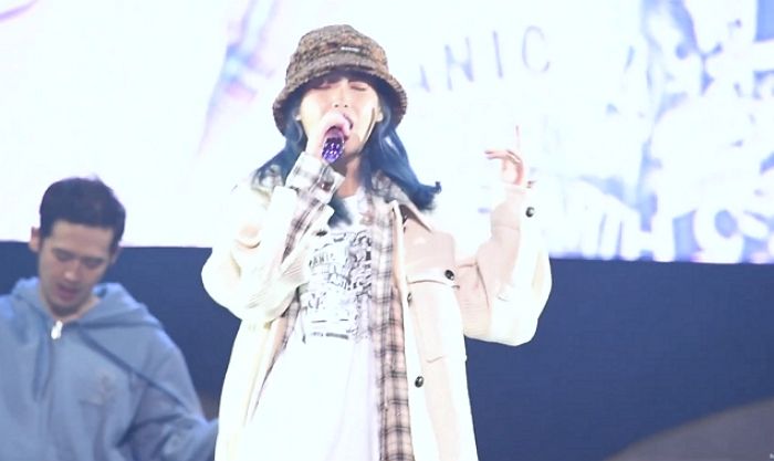 ‘크리스마스’ 한달 앞두고 역주행 중인 아이유의 ‘미리 메리크리스마스’ 영상