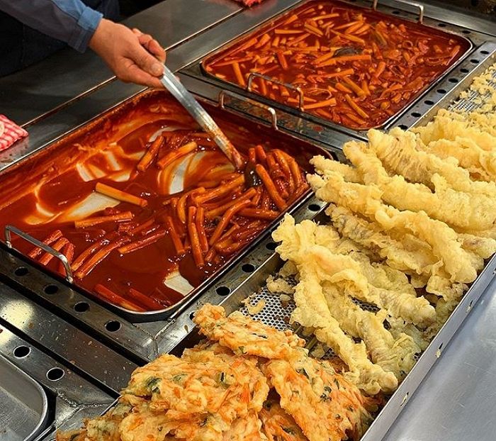 길쭉한 밀떡에 매콤달콤 국물 끼얹은 건대 대표 떡볶이 맛집 ‘아찌떡볶이’