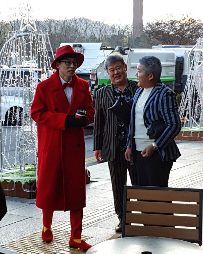 휴게소 쓰레기통 옆에서 대기하더니 화장실 앞에서 무대 펼친 ‘신인’ 유산슬