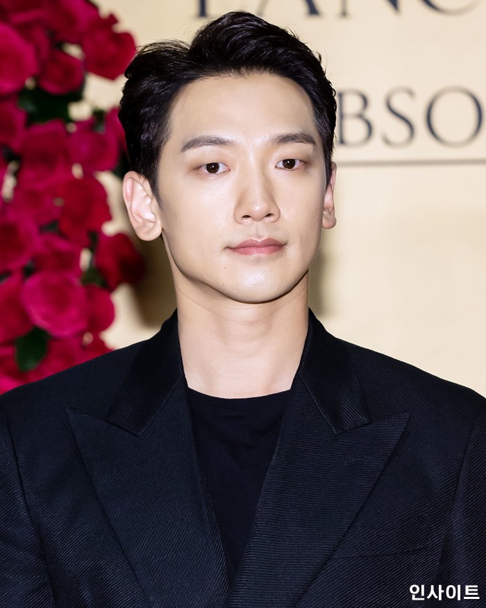 “누구니? 아름답다 크~♥”···김태희 사진에 남편 아닌 척 댓글 단 ‘사랑꾼’ 비