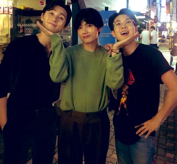 오늘(30일) 무명 때부터 절친인 방탄 ‘뷔’ 시상하러 오는 박서준·최우식