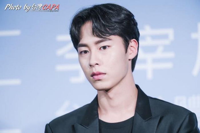 ‘반깐머리+슈트’ 조합으로 비주얼 대폭발한 ‘어하루’ 이재욱 근황