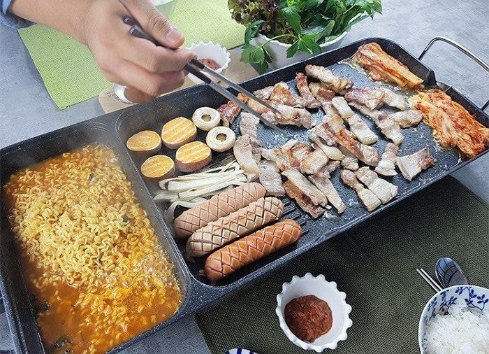 고기 구우면서 라면 동시에 끓일 수 있어 ‘캠핑 필수템’이라는 전기 프라이팬