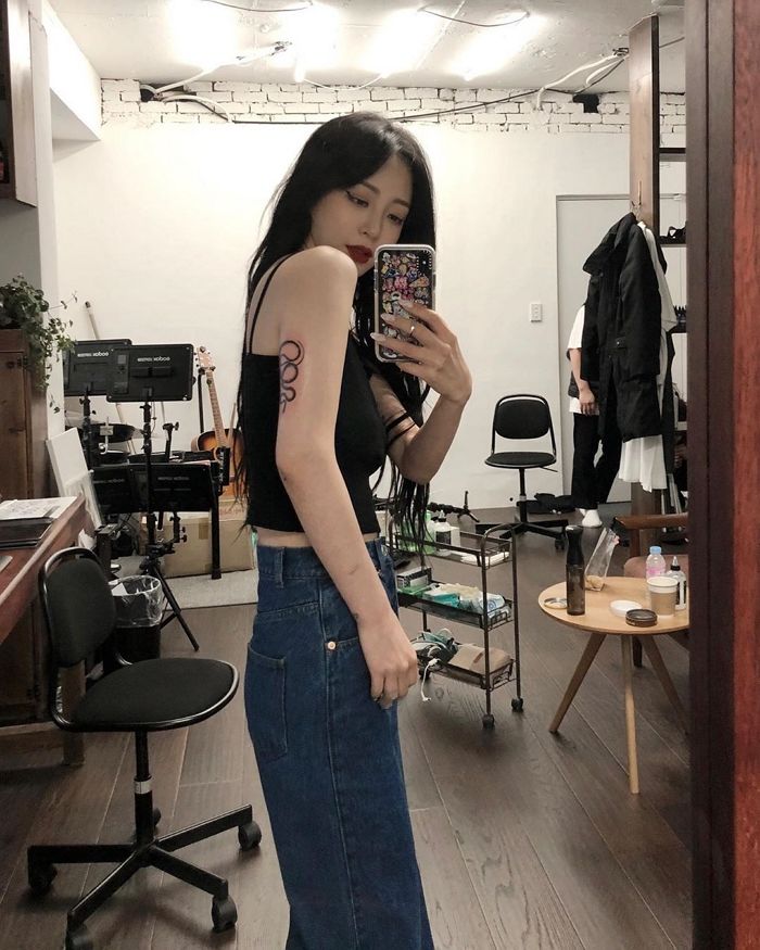 가슴골 타투 이어 팔뚝에 ‘뱀’ 추가한 ‘타투 홀릭’ 한예슬