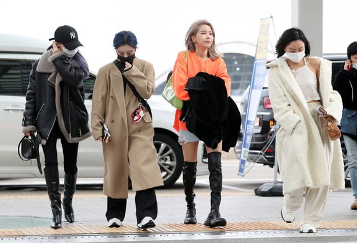 “눈 펑펑 내렸는데”···‘무스탕’ 입은 멤버와 달리 ‘민소매티’ 하나 입고 나온 화사