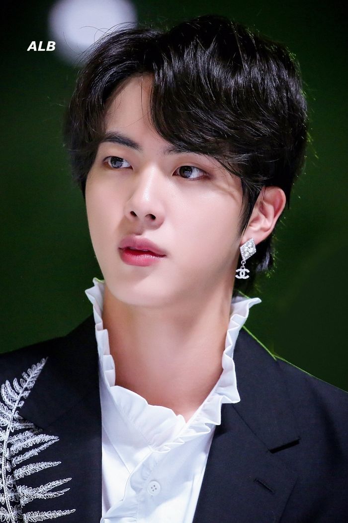 세상 화려한 ‘샤넬 귀걸이’도 기죽게 만드는 방탄 진 미모 수준