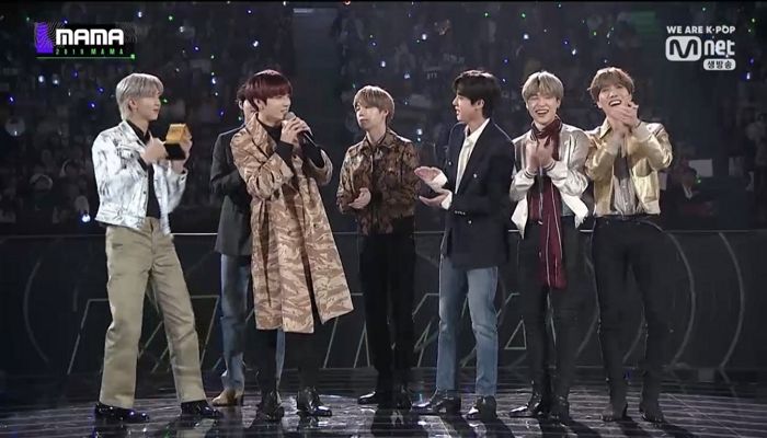 롱코트 입고 등장해 ‘인간 와일드바디’ 등극한 MAMA 방탄 정국 착장