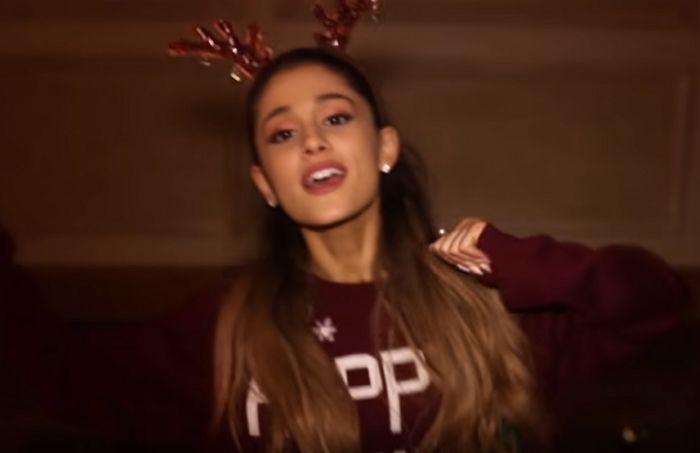 Santa tell me ariana grande перевод