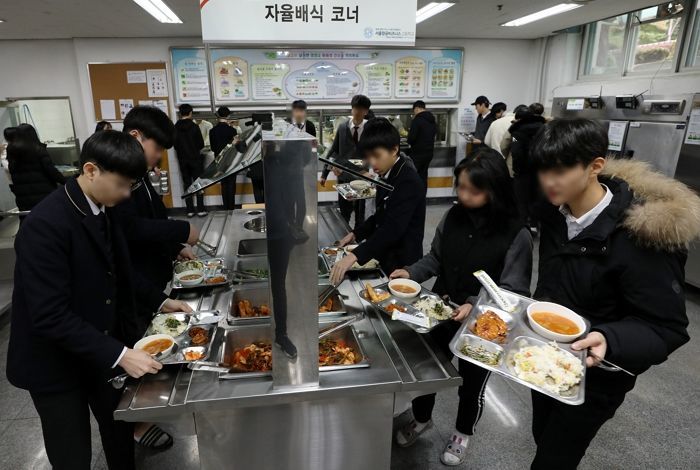 ‘무상급식’인데도 고기 안 먹으니 ‘채식주의자용 급식’ 해달라는 비건 청소년들