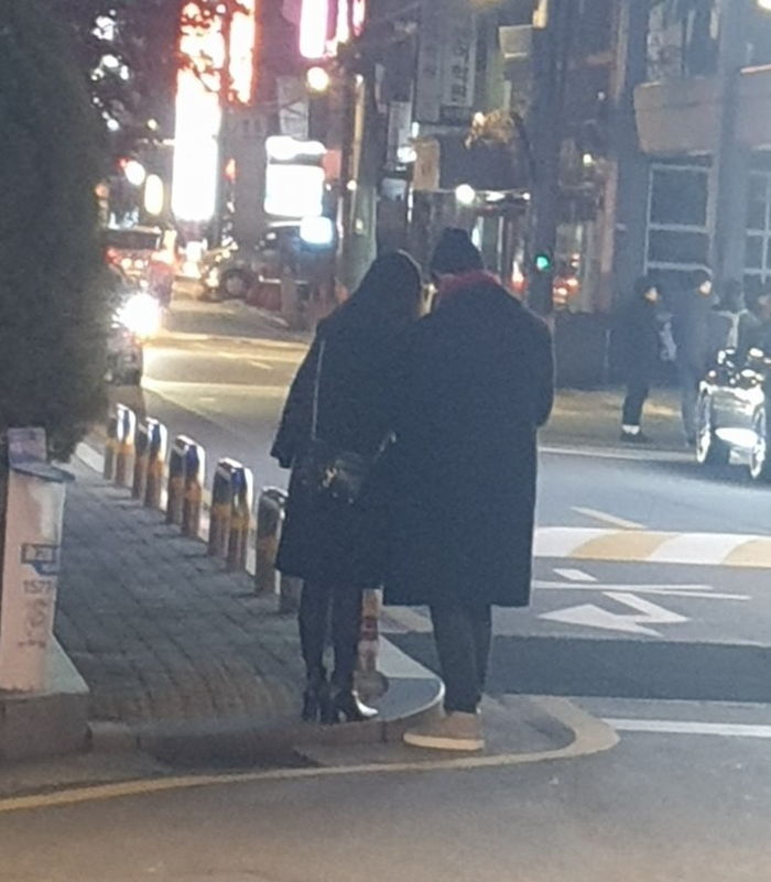 “여배우 같았다”···미모의 여성과 길거리 데이트하다 ‘핑크빛 열애설’ 휩싸인 옥택연